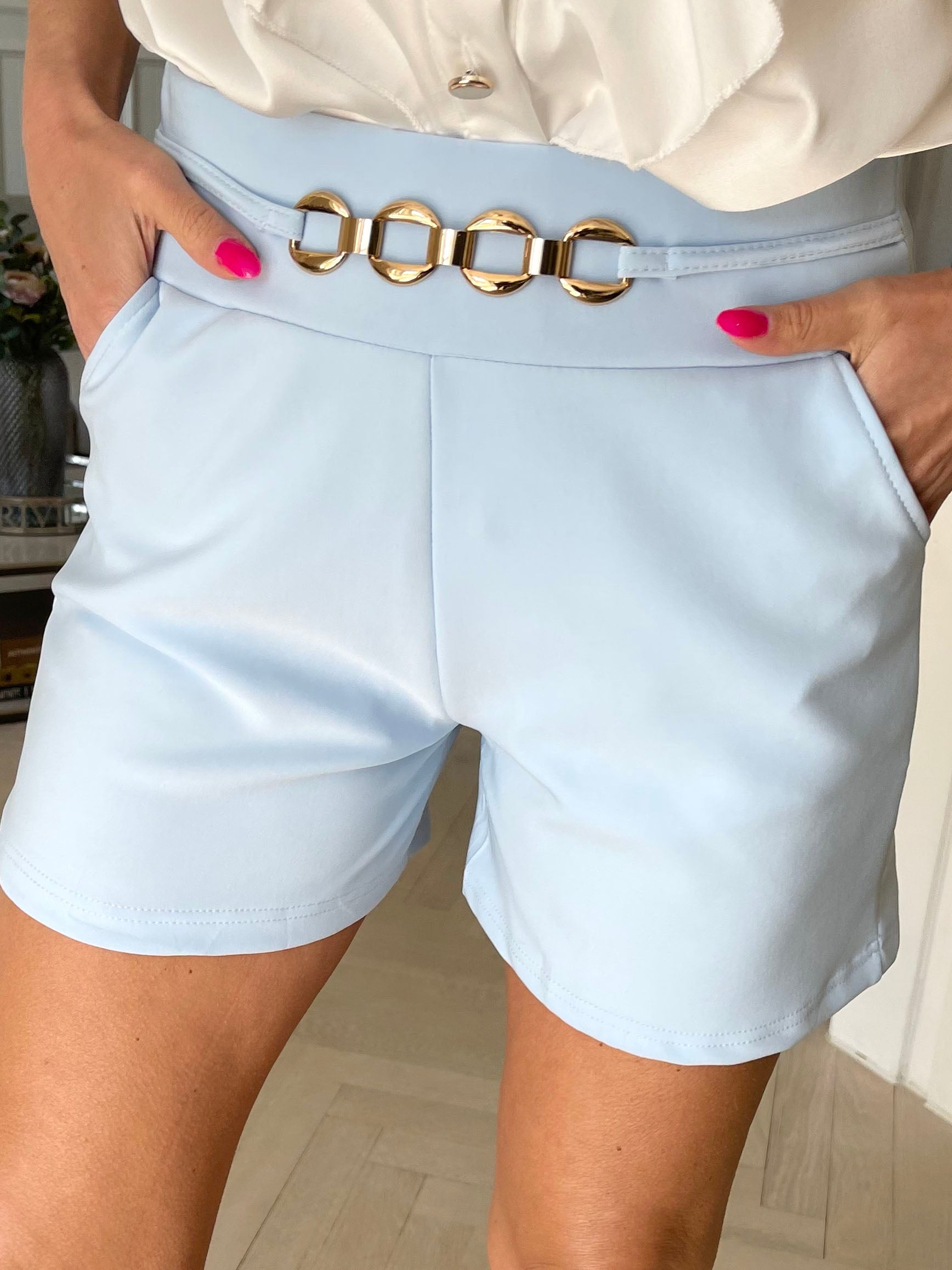 Viola - Mjuka elastiska shorts med guldspänne